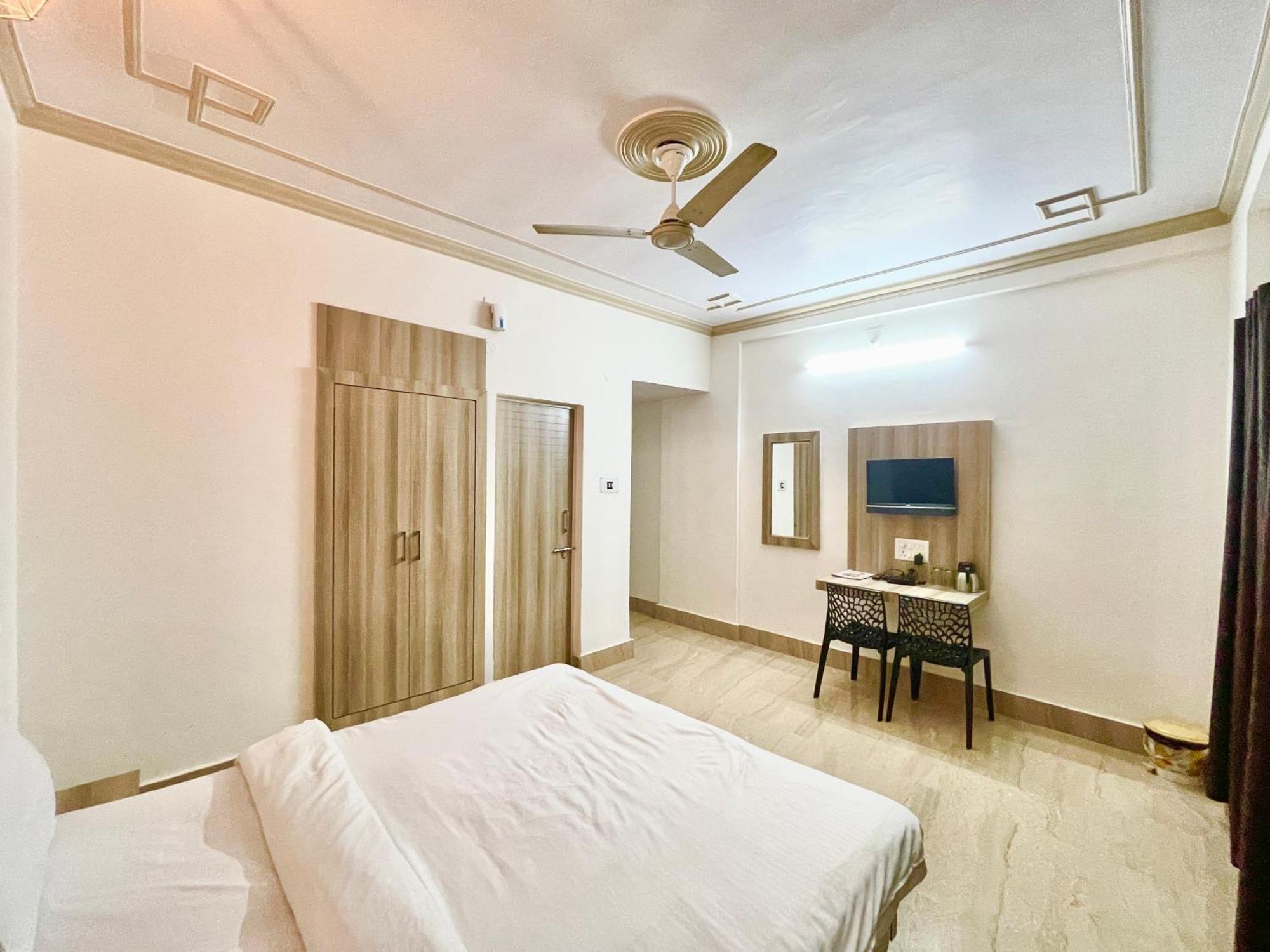 Hotel Palace ! Foreigner's Choice ! Fully-air-conditioned-hotel Lift-and-parking-availability, Near Kashi Vishwanath Temple, And Ganga Ghat