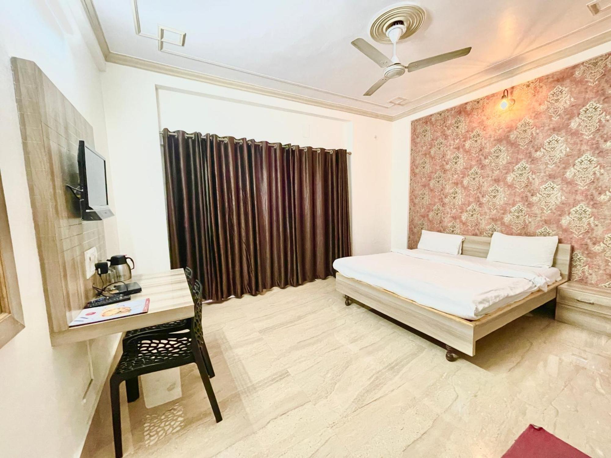 Palace ! Foreigner's Choice ! Fully-air-conditioned-hotel Lift-and-parking-availability, Near Kashi Vishwanath Temple, And Ganga Ghat