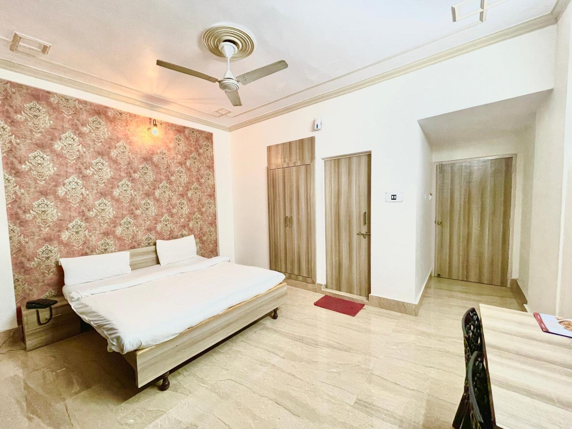Palace ! Foreigner's Choice ! Fully-air-conditioned-hotel Lift-and-parking-availability, Near Kashi Vishwanath Temple, And Ganga Ghat Varanasi