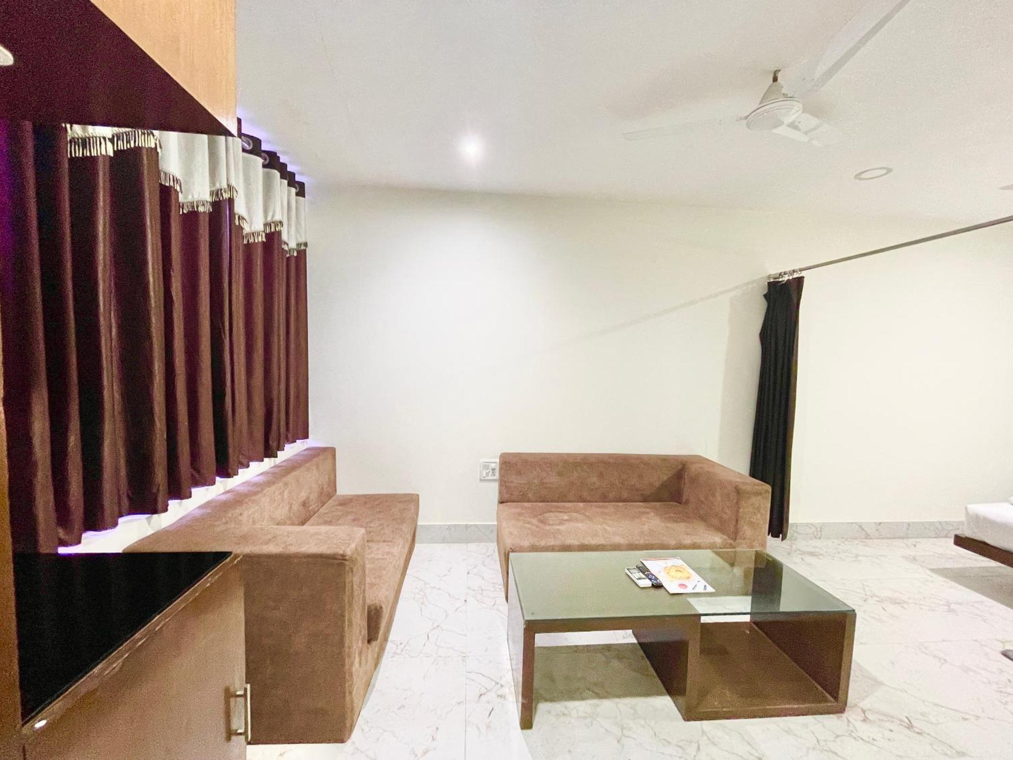 Palace ! Foreigner's Choice ! Fully-air-conditioned-hotel Lift-and-parking-availability, Near Kashi Vishwanath Temple, And Ganga Ghat 4*