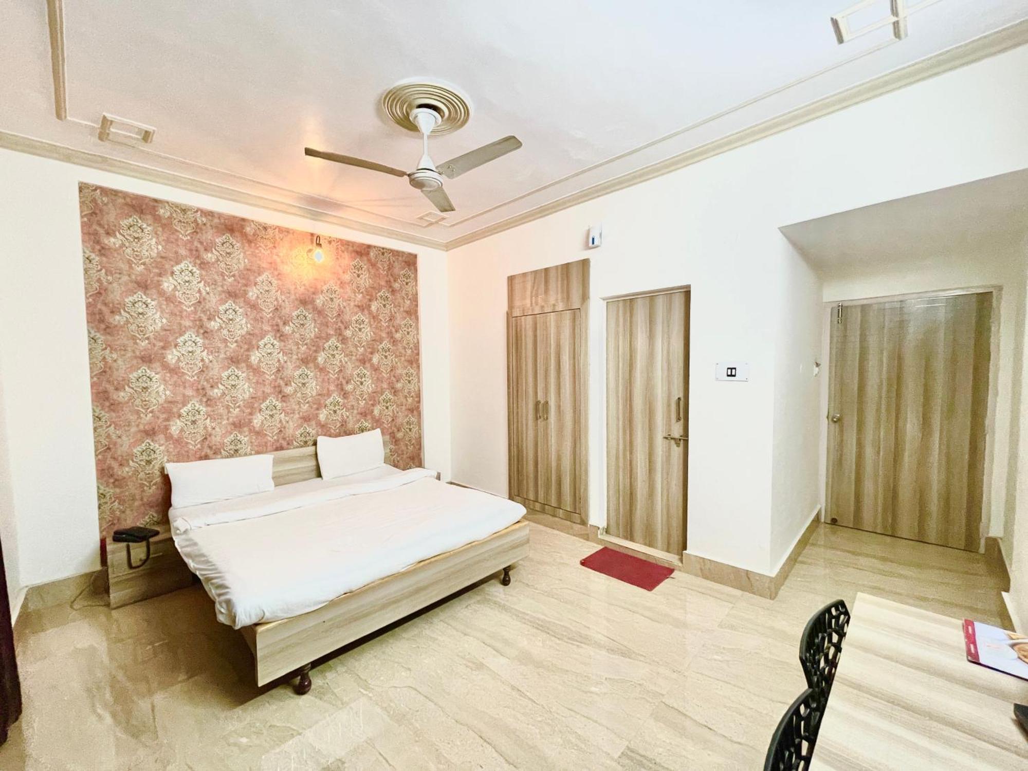 Palace ! Foreigner's Choice ! Fully-air-conditioned-hotel Lift-and-parking-availability, Near Kashi Vishwanath Temple, And Ganga Ghat Hotel 4*