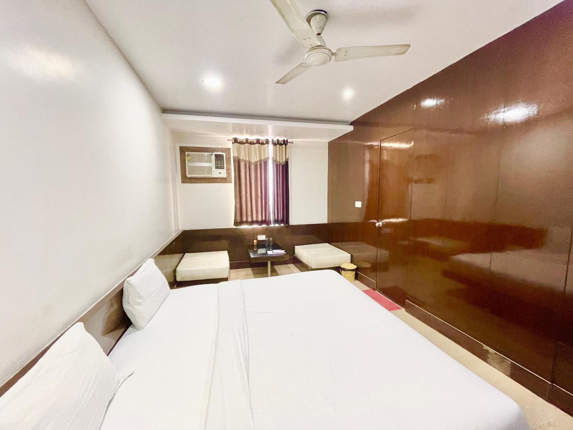 Palace ! Foreigner's Choice ! Fully-air-conditioned-hotel Lift-and-parking-availability, Near Kashi Vishwanath Temple, And Ganga Ghat 4*