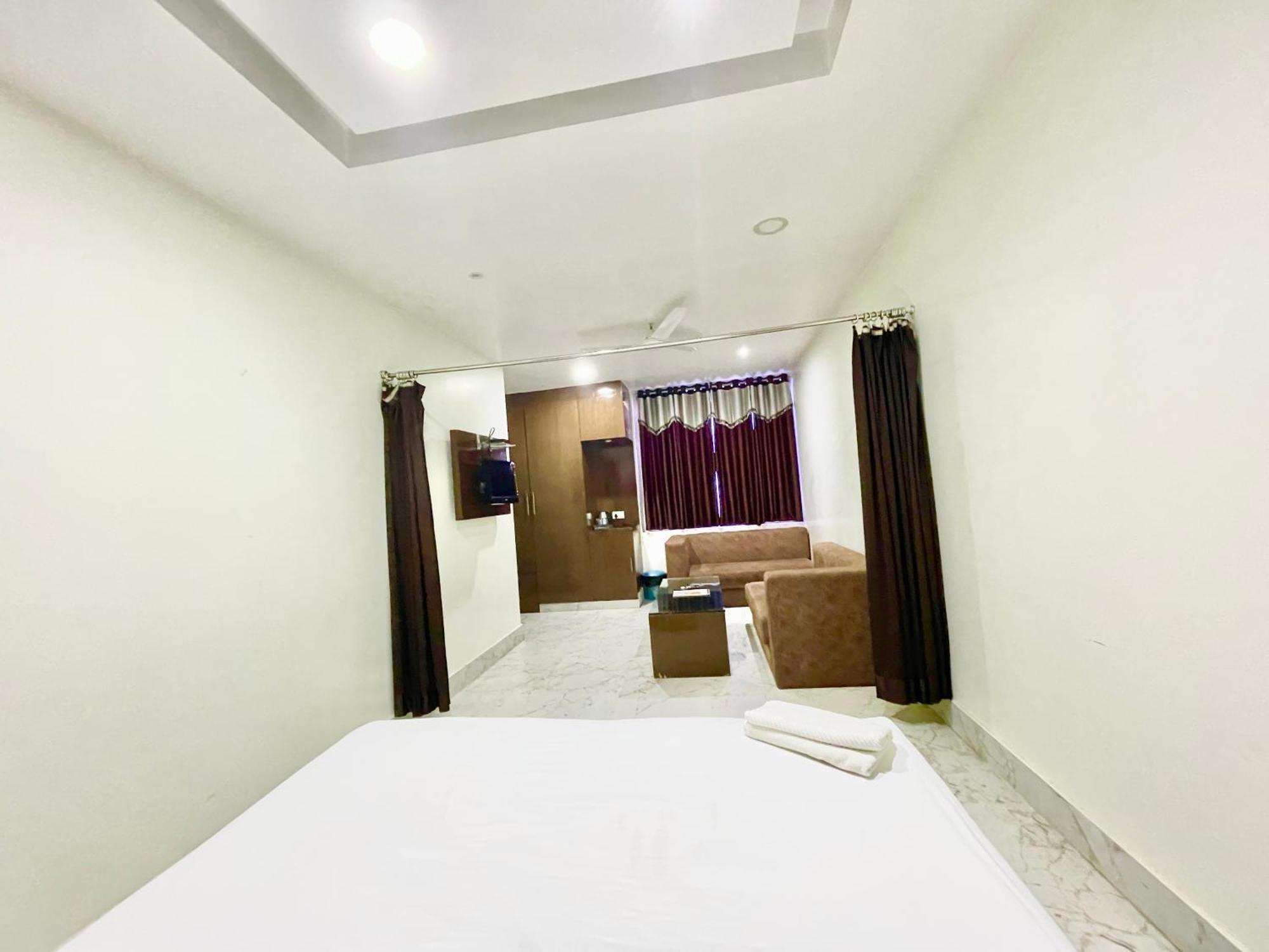 Hotel Palace ! Foreigner's Choice ! Fully-air-conditioned-hotel Lift-and-parking-availability, Near Kashi Vishwanath Temple, And Ganga Ghat