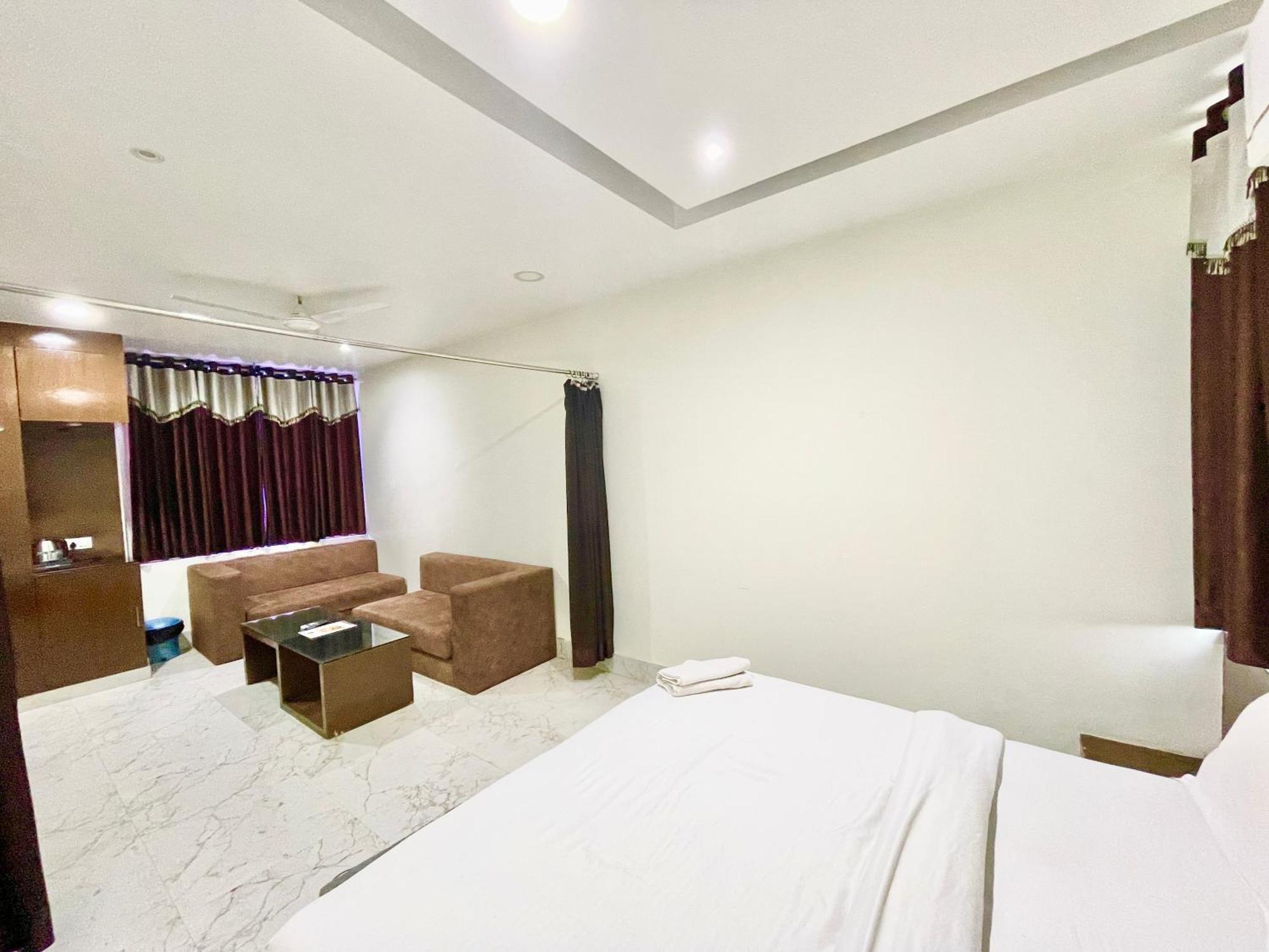 Palace ! Foreigner's Choice ! Fully-air-conditioned-hotel Lift-and-parking-availability, Near Kashi Vishwanath Temple, And Ganga Ghat Varanasi
