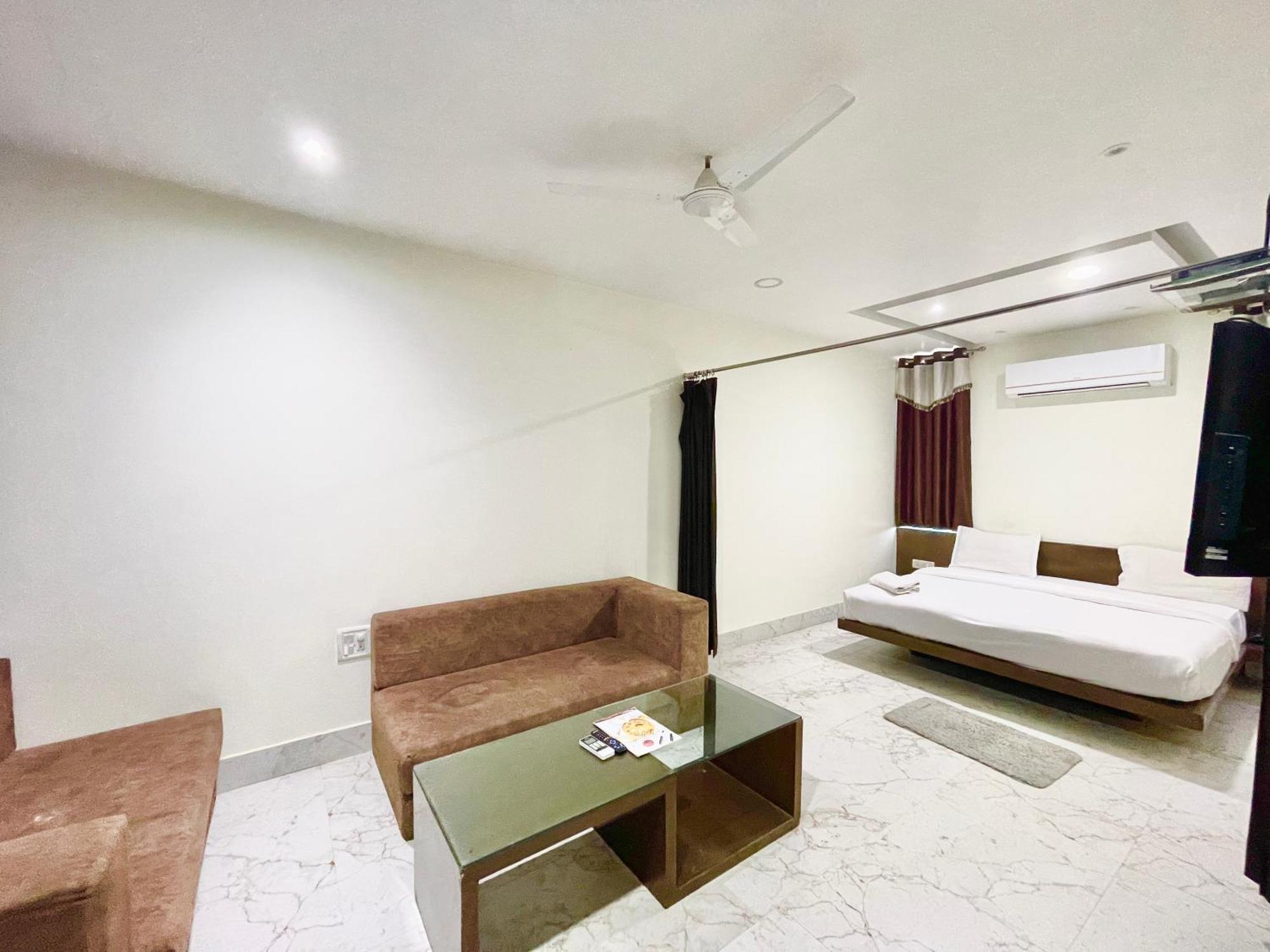 Palace ! Foreigner's Choice ! Fully-air-conditioned-hotel Lift-and-parking-availability, Near Kashi Vishwanath Temple, And Ganga Ghat Hotel 4*