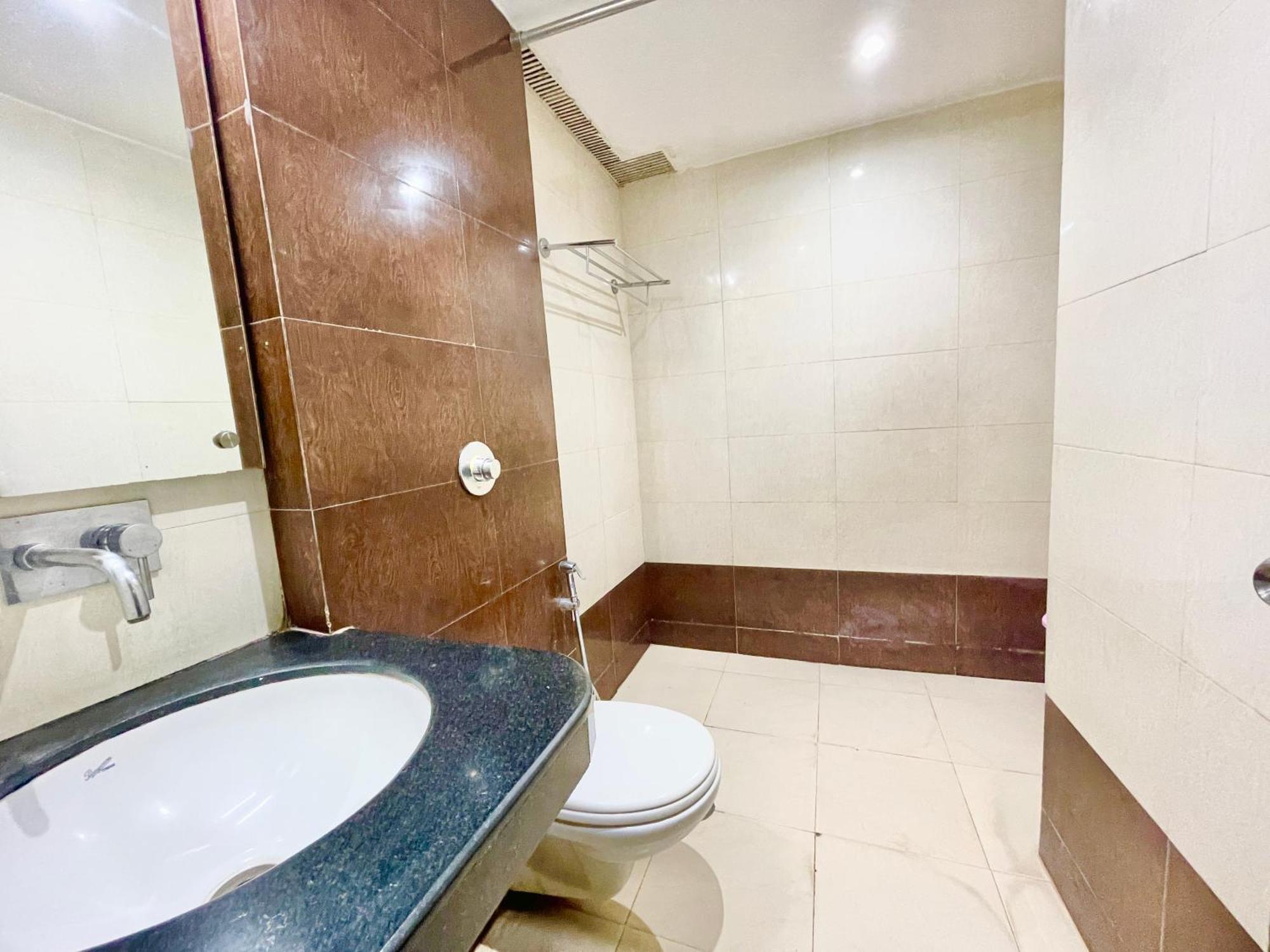 Palace ! Foreigner's Choice ! Fully-air-conditioned-hotel Lift-and-parking-availability, Near Kashi Vishwanath Temple, And Ganga Ghat 4*