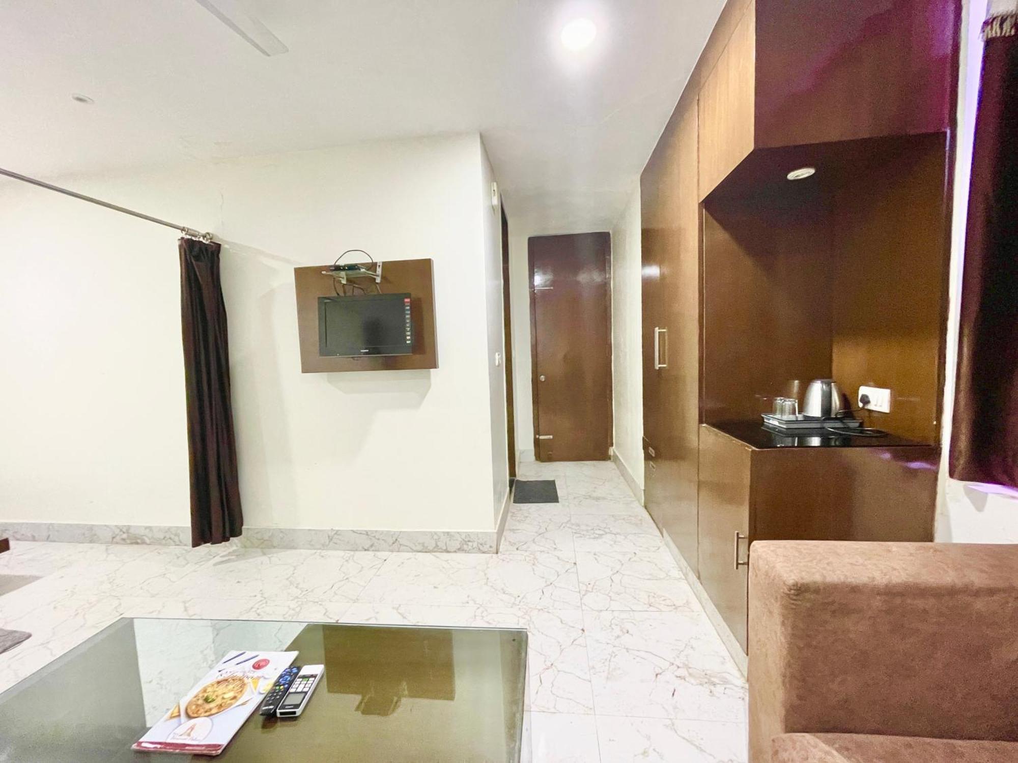 Hotel Palace ! Foreigner's Choice ! Fully-air-conditioned-hotel Lift-and-parking-availability, Near Kashi Vishwanath Temple, And Ganga Ghat