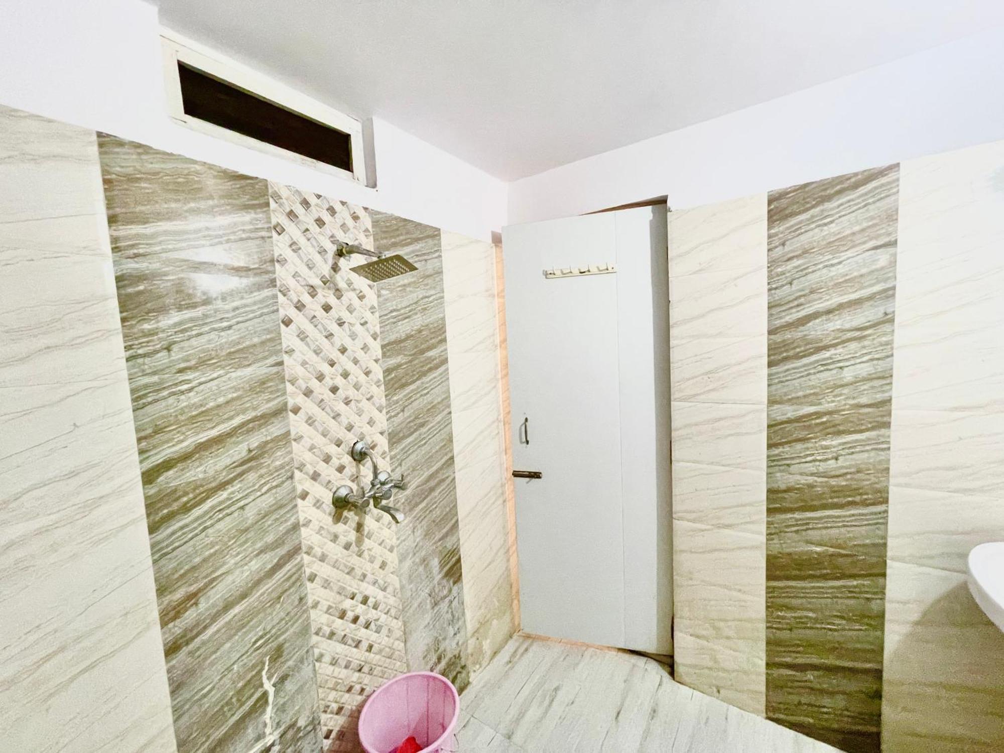 Palace ! Foreigner's Choice ! Fully-air-conditioned-hotel Lift-and-parking-availability, Near Kashi Vishwanath Temple, And Ganga Ghat Hotel Varanasi