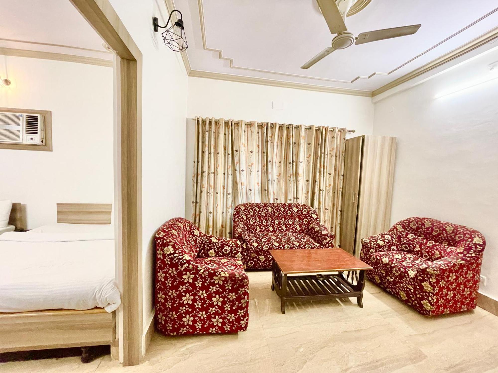 Palace ! Foreigner's Choice ! Fully-air-conditioned-hotel Lift-and-parking-availability, Near Kashi Vishwanath Temple, And Ganga Ghat Hotel