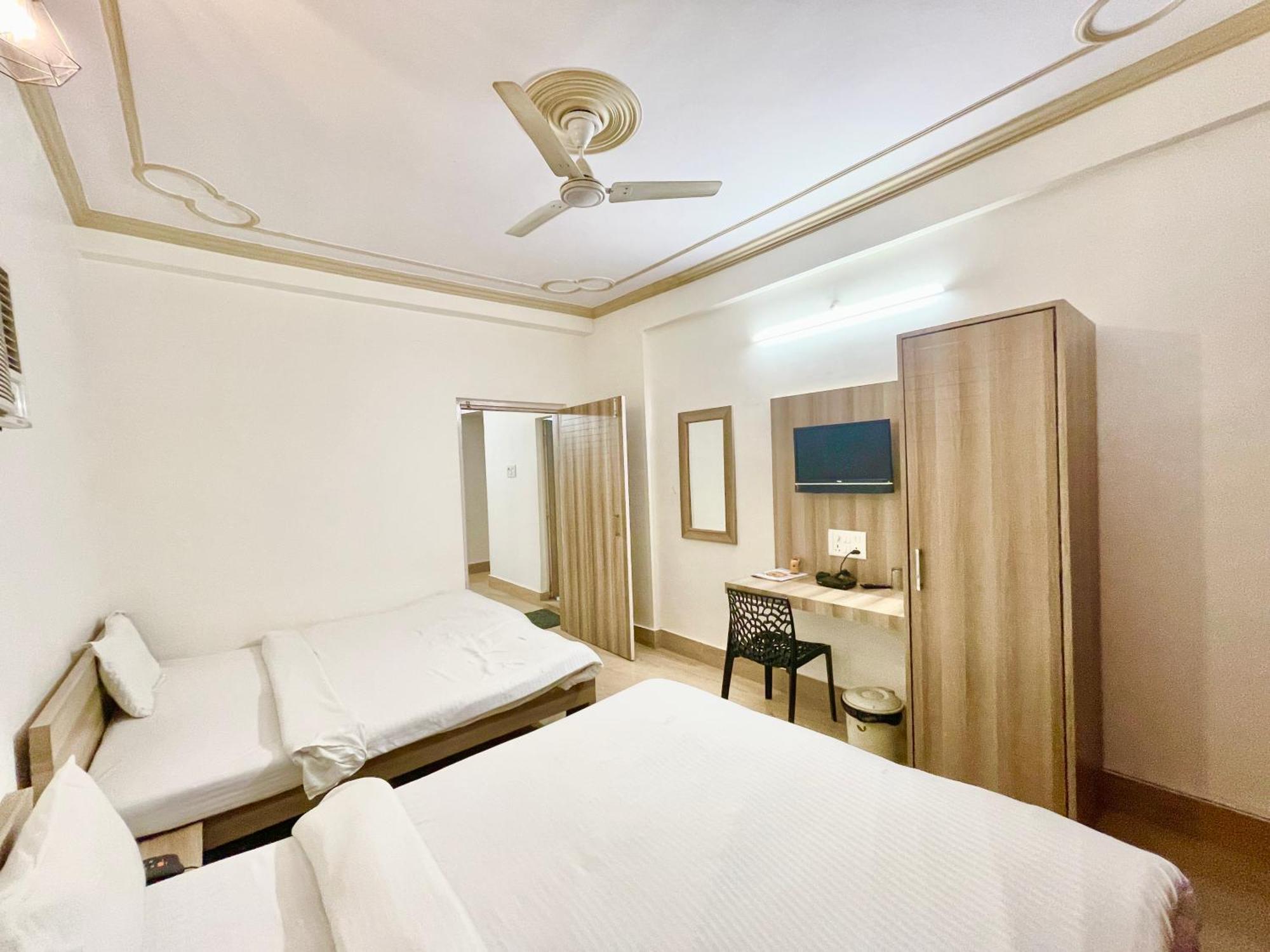 Palace ! Foreigner's Choice ! Fully-air-conditioned-hotel Lift-and-parking-availability, Near Kashi Vishwanath Temple, And Ganga Ghat