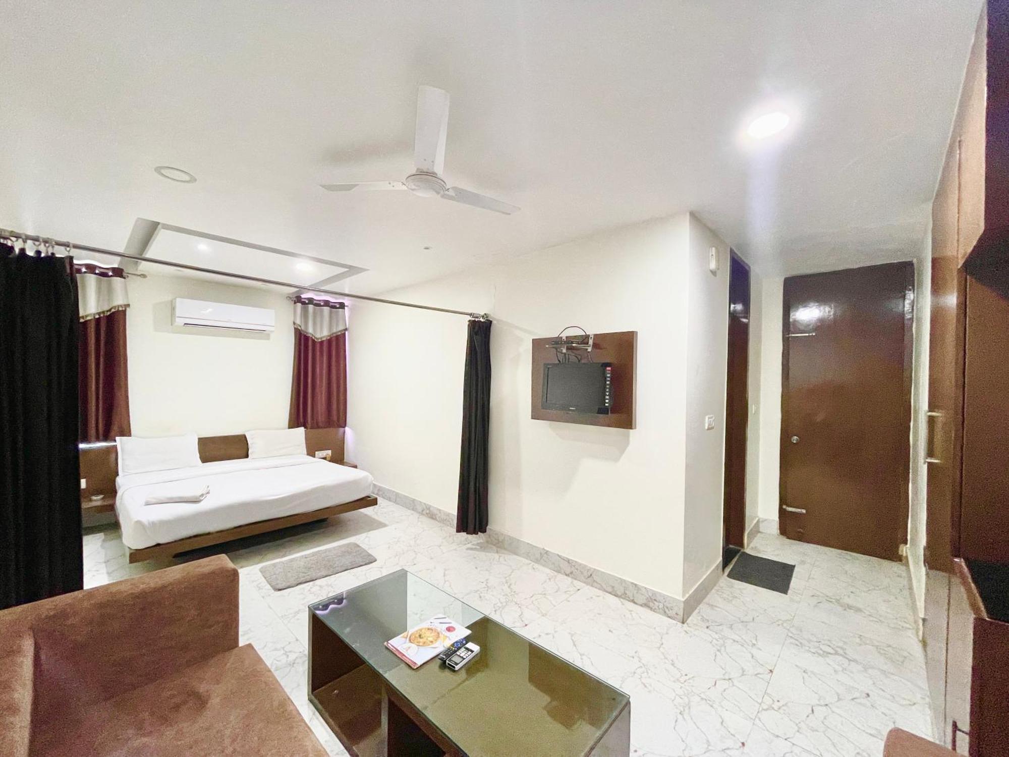 Palace ! Foreigner's Choice ! Fully-air-conditioned-hotel Lift-and-parking-availability, Near Kashi Vishwanath Temple, And Ganga Ghat Hotel
