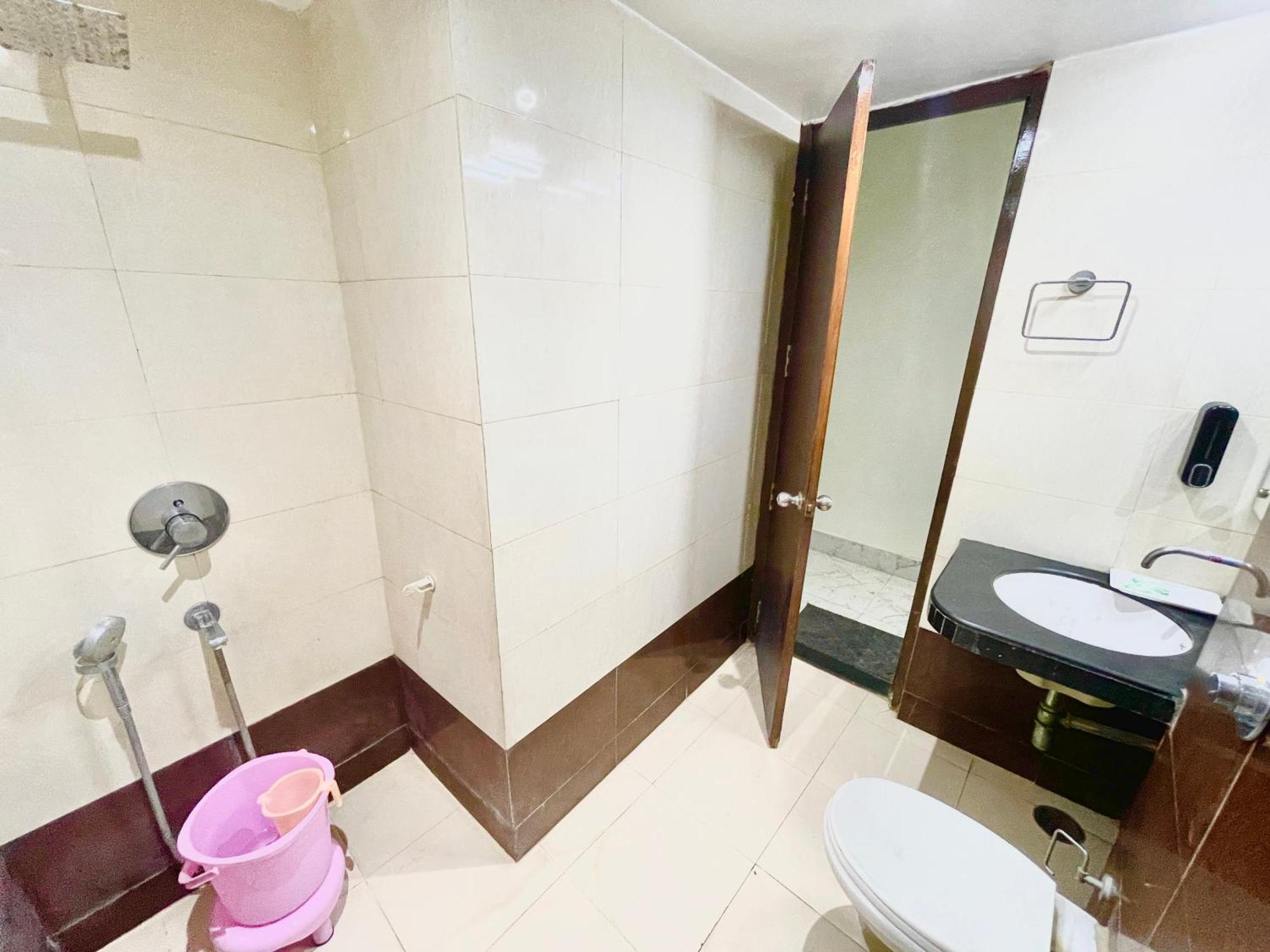 Hotel Palace ! Foreigner's Choice ! Fully-air-conditioned-hotel Lift-and-parking-availability, Near Kashi Vishwanath Temple, And Ganga Ghat 4*